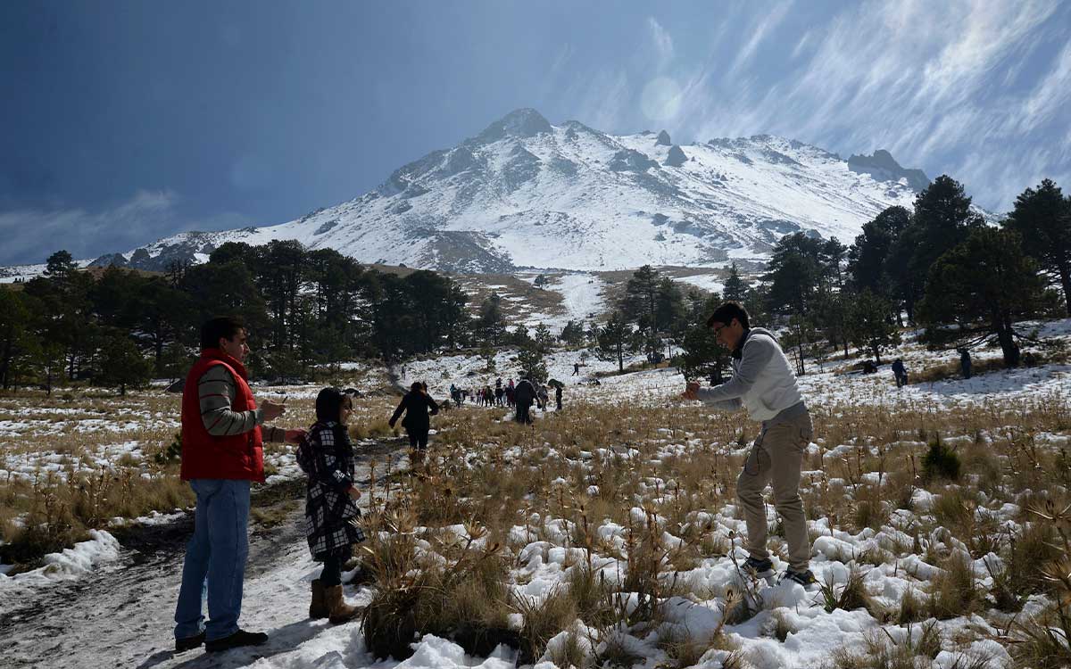 Nevado de Toluca queda cubirto de nieve