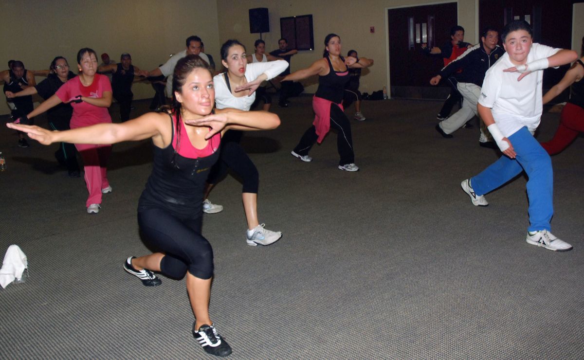 Personas en la superclase de Zumba en Tenango del Valle.