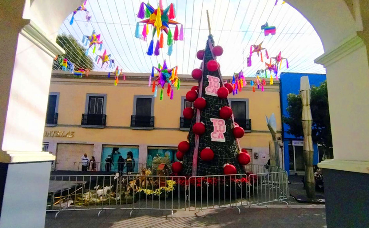 Así luce el centro de Toluca con su árbol de Navidad
