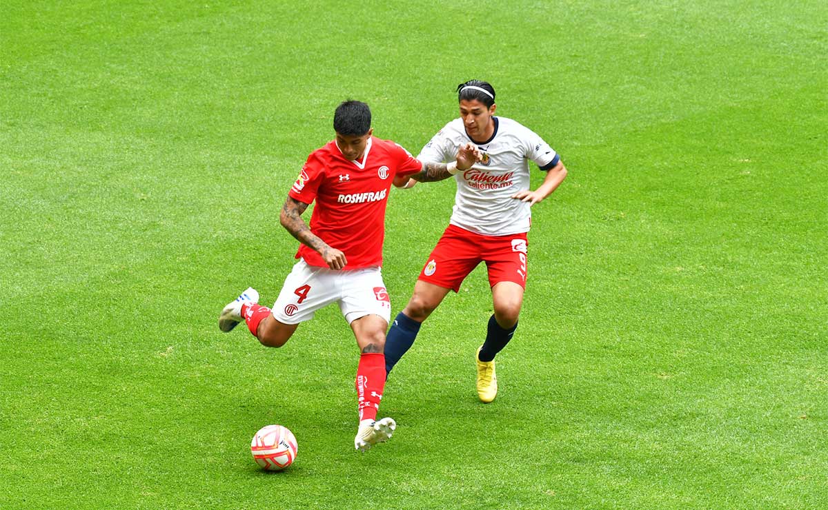 Valber Huerta disputando balón durante partido Toluca vs Chivas