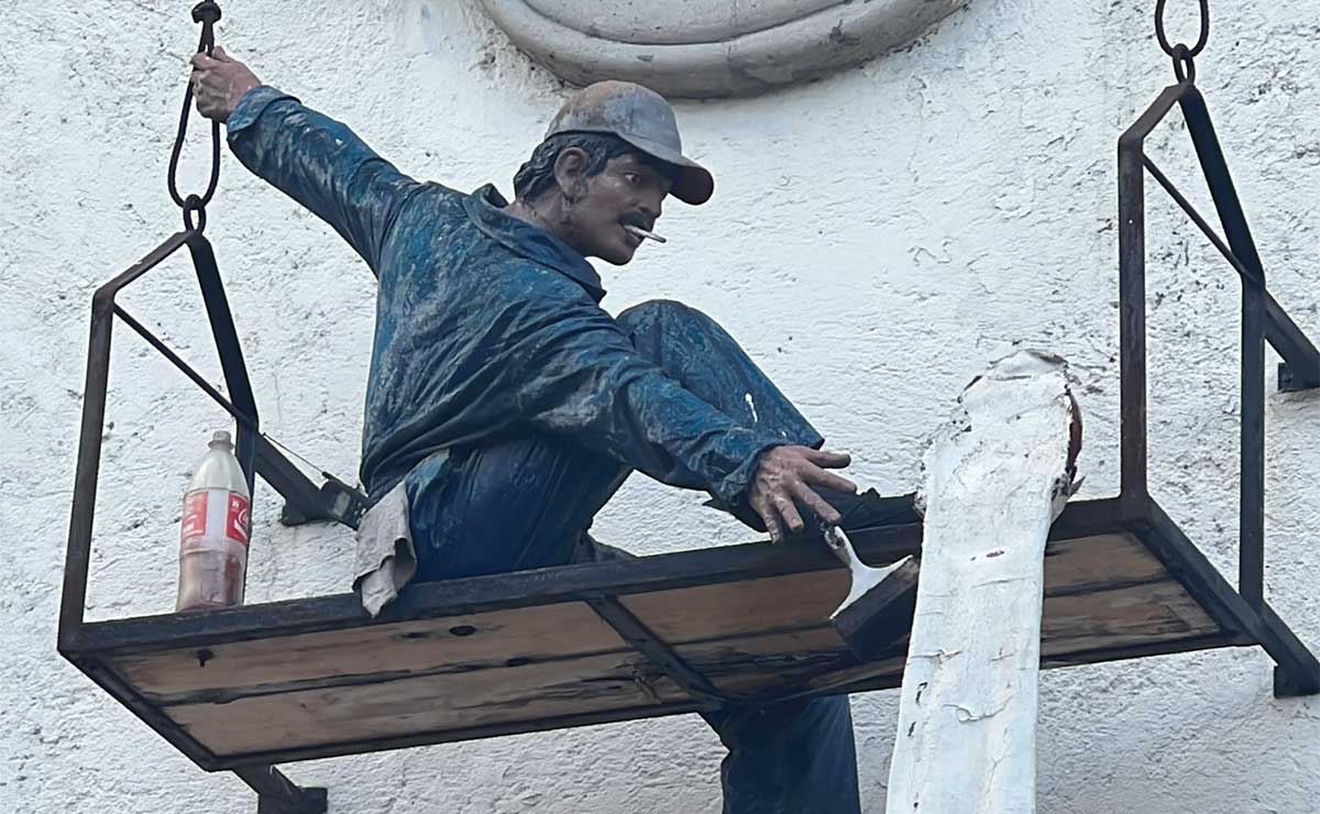 Figura de señor cayéndose y derramando o tirando pintura en el centro de Toluca