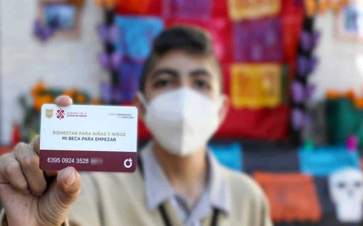 alumno revisando deposito de Mi Beca para Empezar 2024