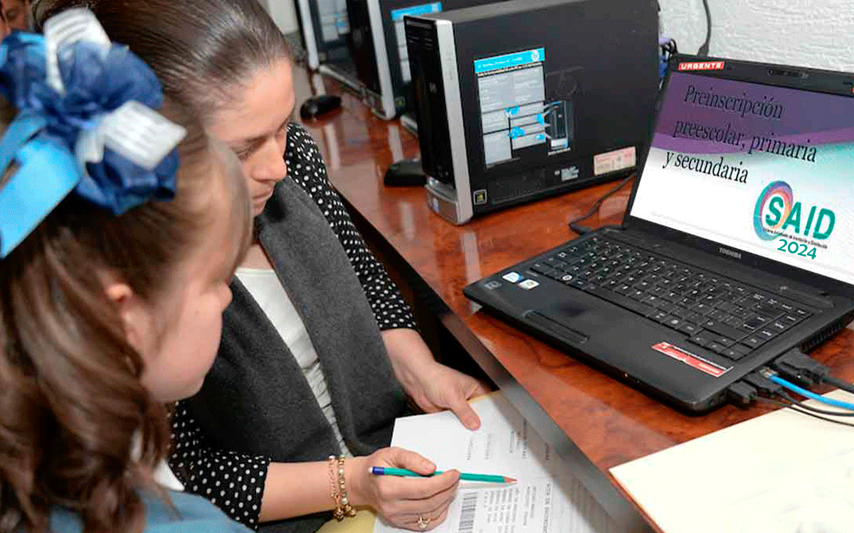 Alumna y mama checando preinscripciones secundaria 2024 estado de mexico con said 2024