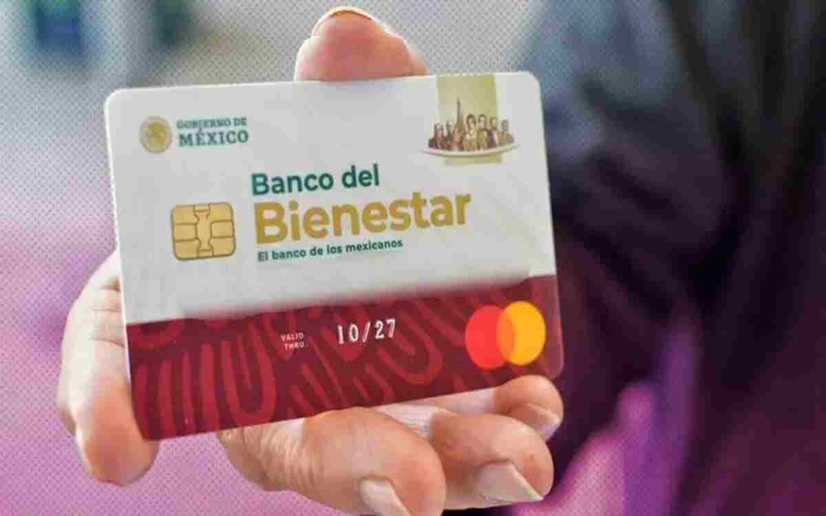 persona de pension bienestar 204 con tarjeta bienestar en la mano