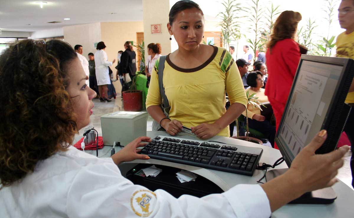 Personas haciendo el trámite para su carta de antecedentes penales