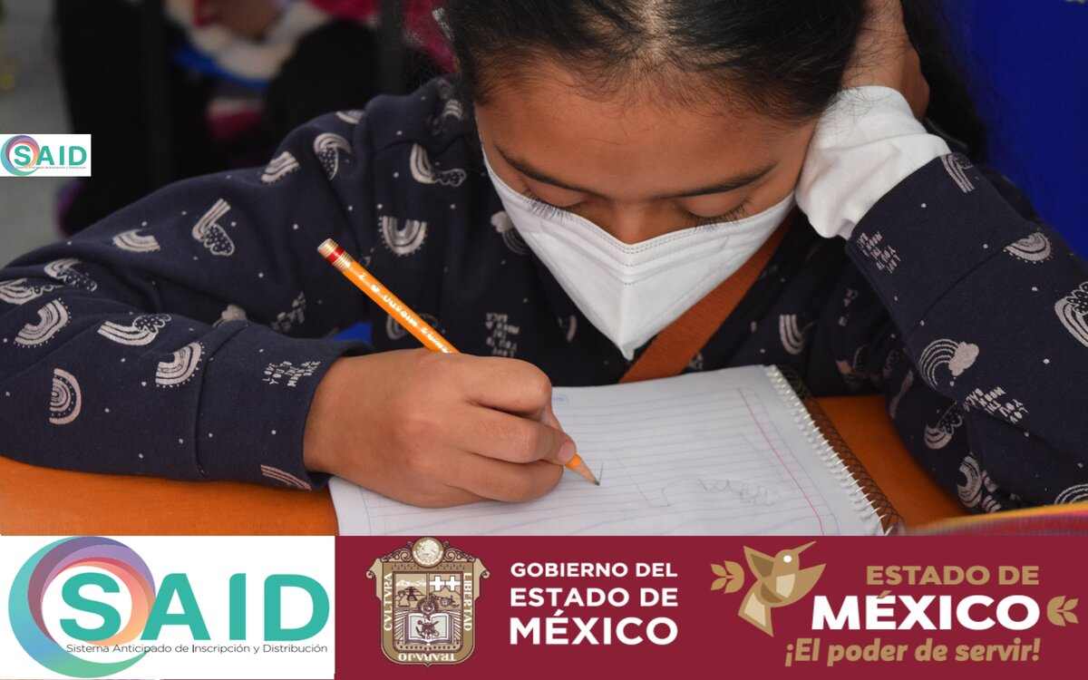 alumna revisando la preinscripción a nivel básico en el Estado de México 2024 para preescolar primaria y secundaria