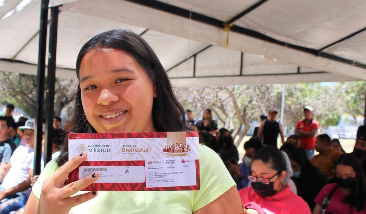 Esta es la beca que entrega $7,572 pesos mensuales a jóvenes de 18 a 29 años