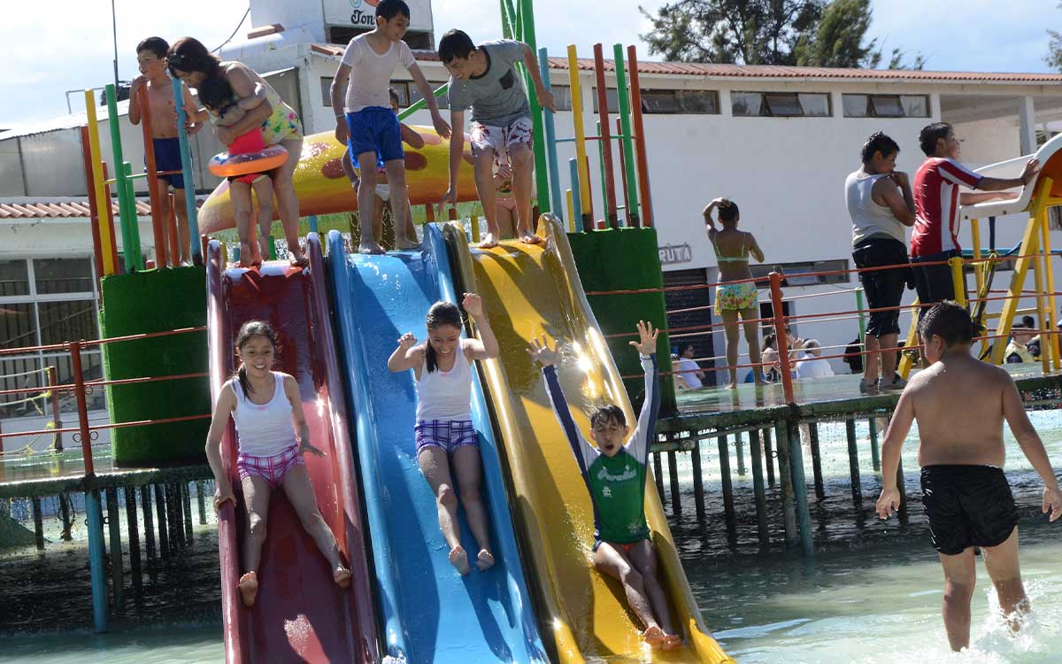 niños disfrutando balnearios cerca de toluca 2024