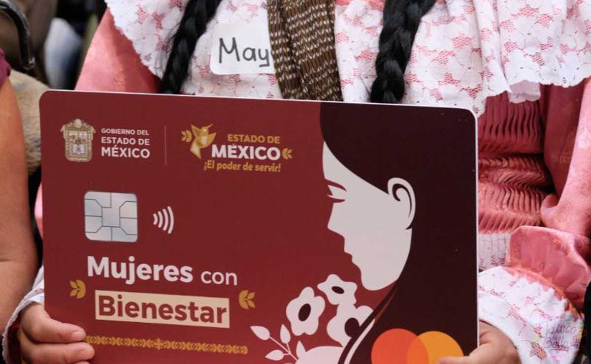 Mujer con tarjeta de Mujeres con Bienestar
