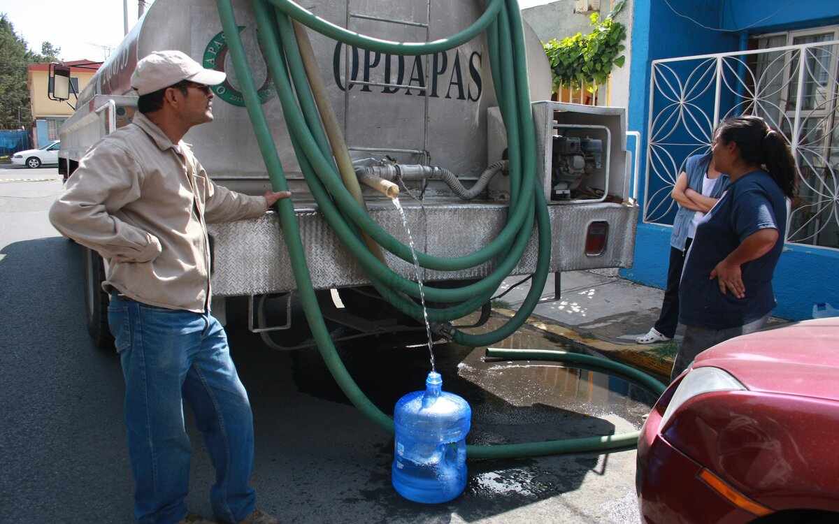 pipas llegan por falta de agua en colonoas toluca