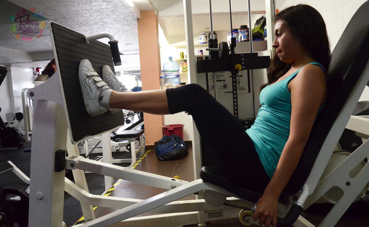 Persona haciendo uso de las instalaciones de gimnasios en Toluca