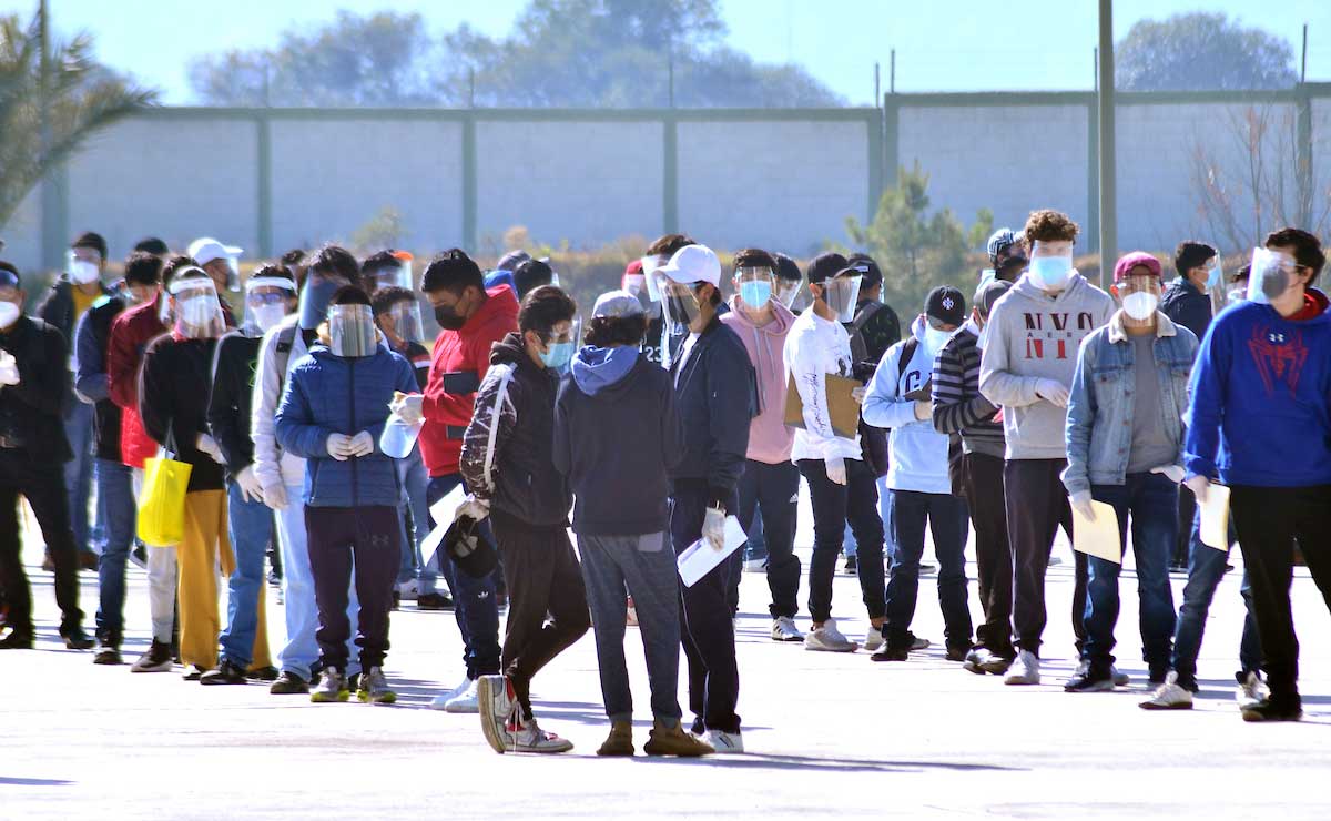 Jóvenes formados para recibir su Cartilla Militar