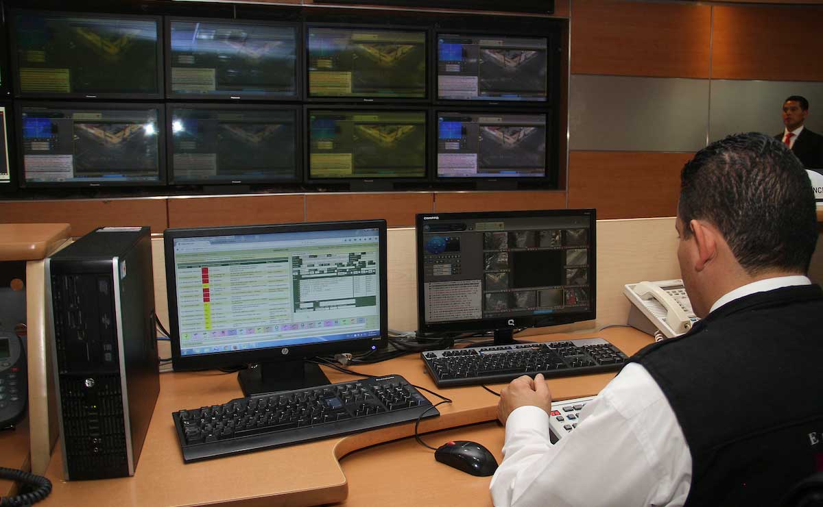 Un hombre monitoreando las cámaras del C4