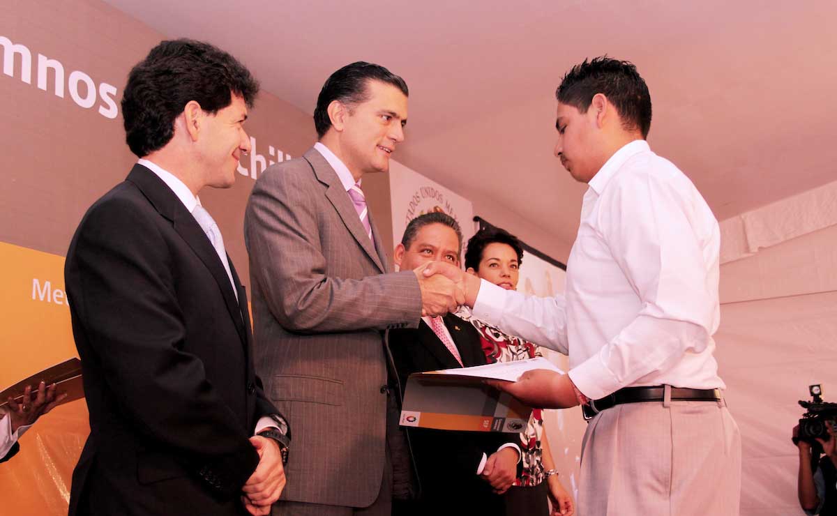 Un joven recibiendo un certificado “En Ruta por la Educación”