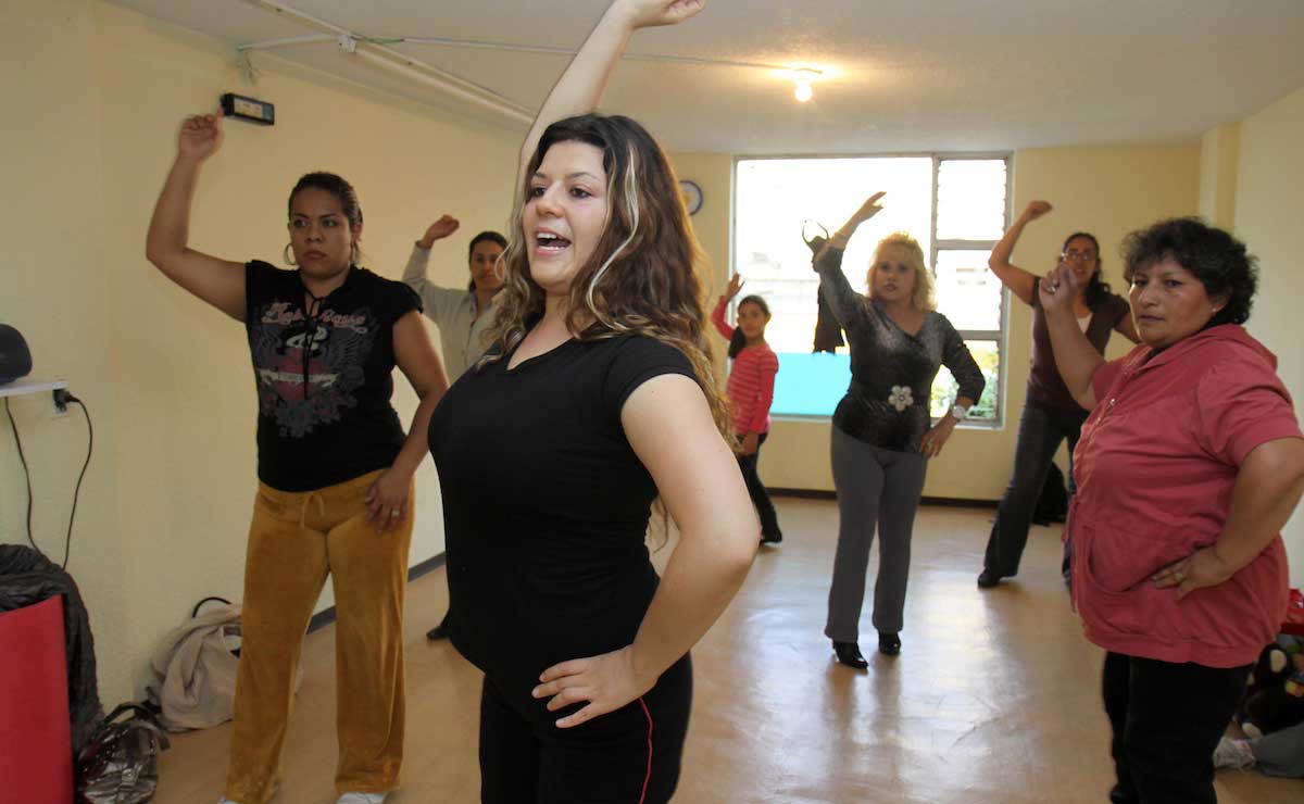 Mujeres aprendiendo a bailar en Lerma