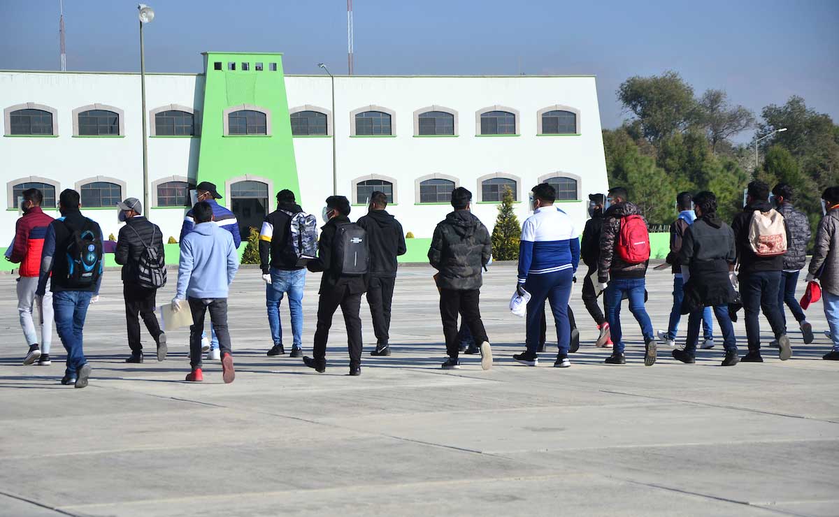 Jóvenes asistiendo a la zona militar para tramitar su Cartilla Militar