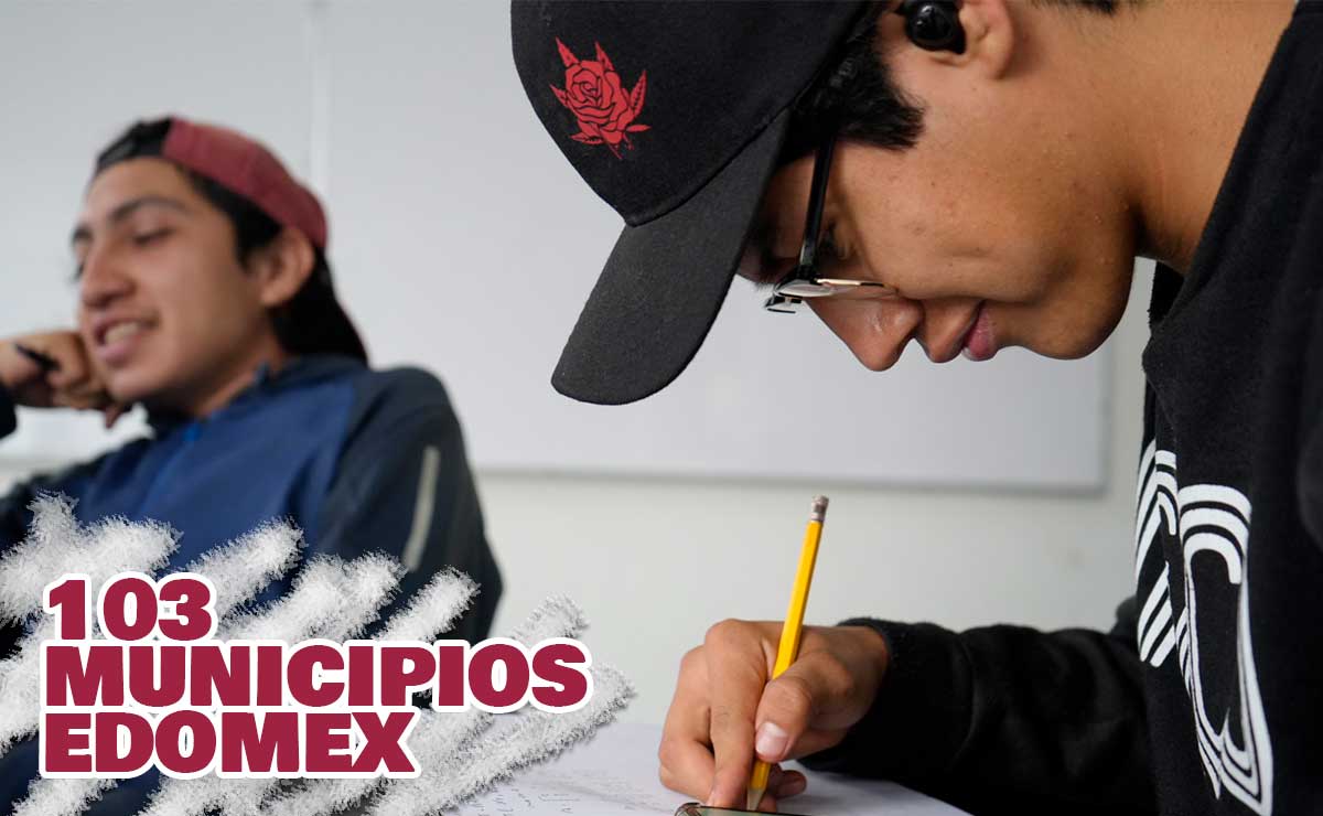 Alumnos ingresando a la preparatoria luego de recibir sus resutados de los 103 municipios en Edomex