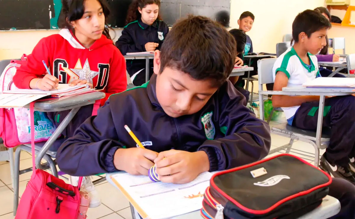 Alumno de primaria, beca de 800 pesos edomex