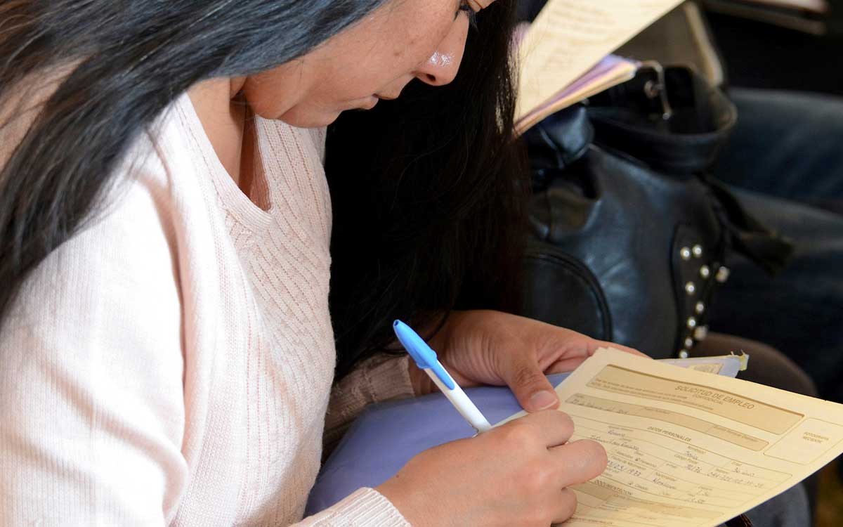 persona llenando solicitud para feria de empleo Toluca 2024