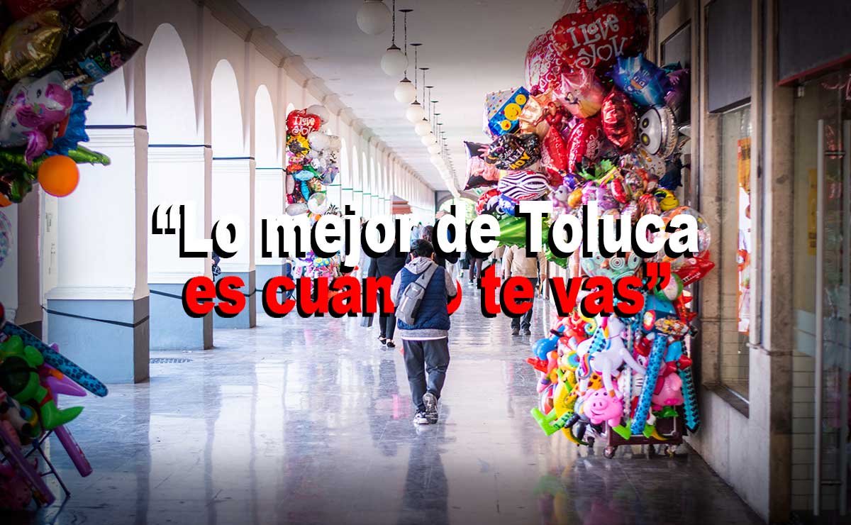 Personas caminando por los portales de Toluca