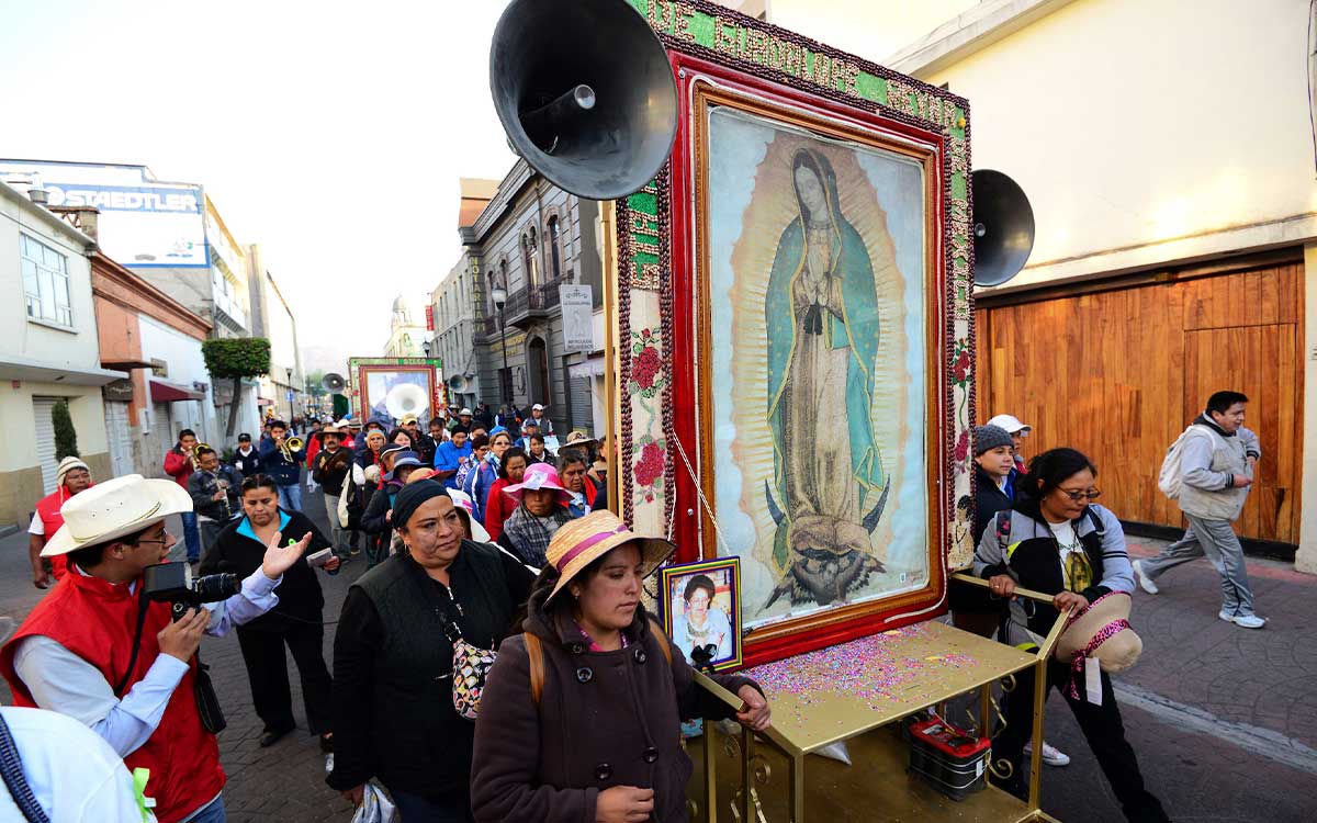 peersonas cargando cuadro d ela virgen en peregrinacion de Toluca a la Basilica 2024