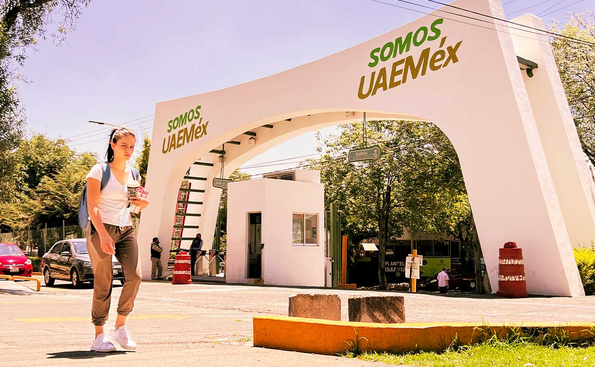 Estudiante de la UAEMex caminando por fuera de las instalaciones
