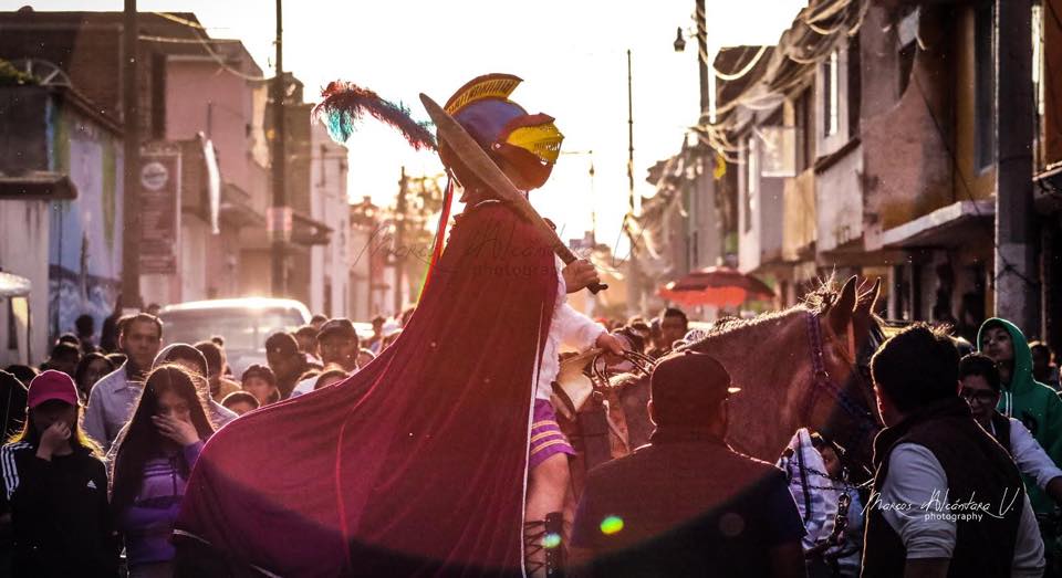 Hombre disfrazado de soldado Romano, montando a caballo