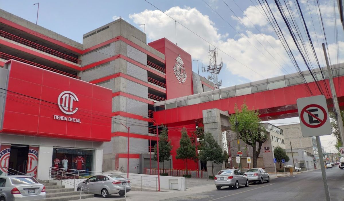 ¿Cuánto cuesta el estacionamiento en el estadio Nemesio Diez?