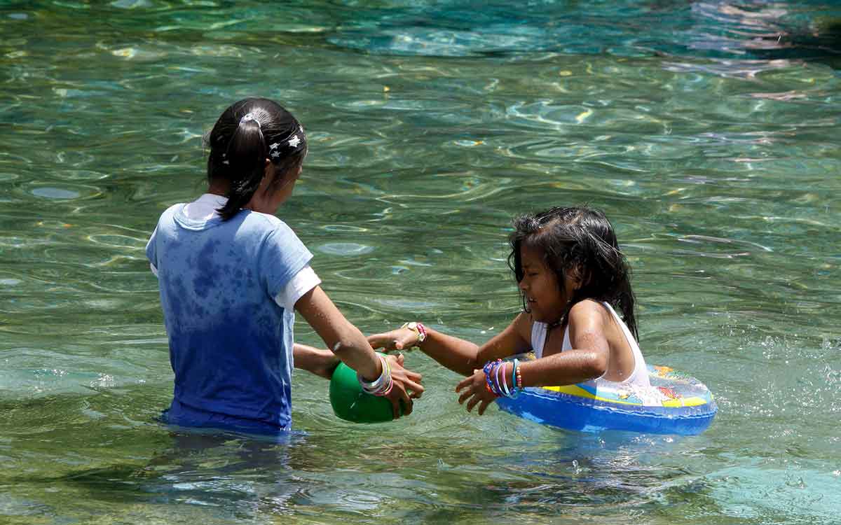 niños en alberca disfrutando vacaciones de semana santa sep 2024