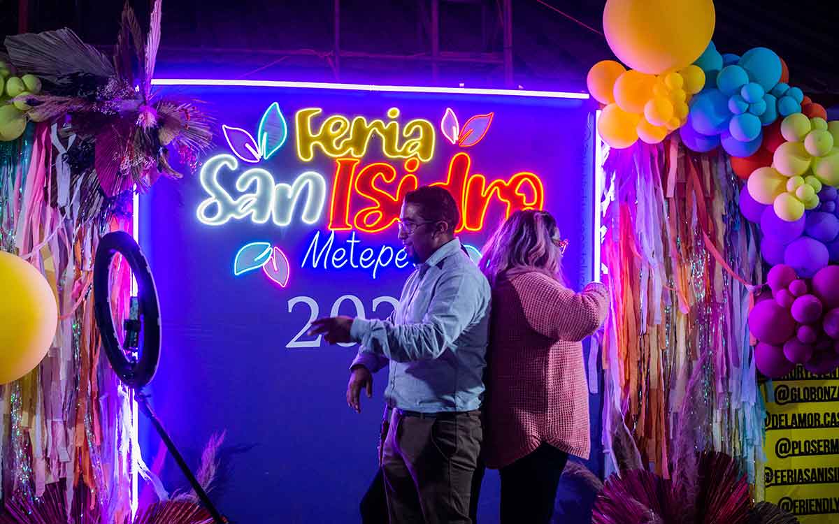 Pareja disfrutando de la feria de San Isidro