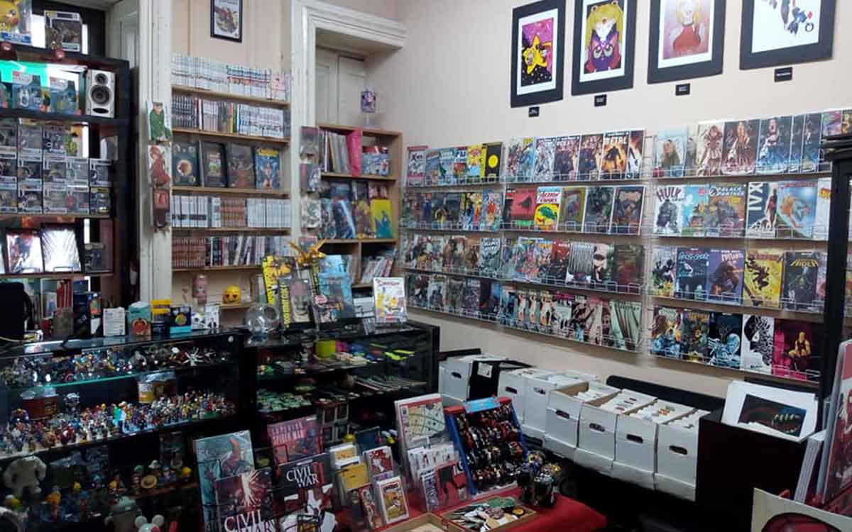 Habitación decorada con juegos, comics y cosas de anime, una colección