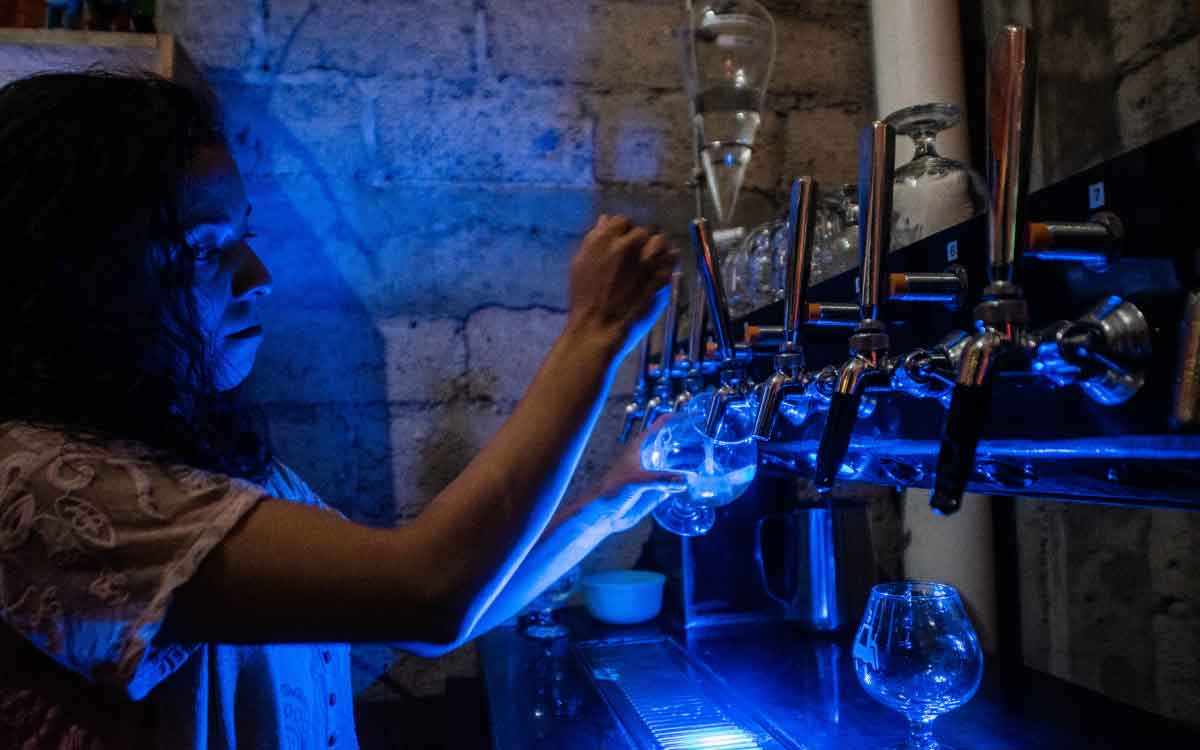 Toluqueño ofreciendo una michelada en una delegación del Valle de Toluca