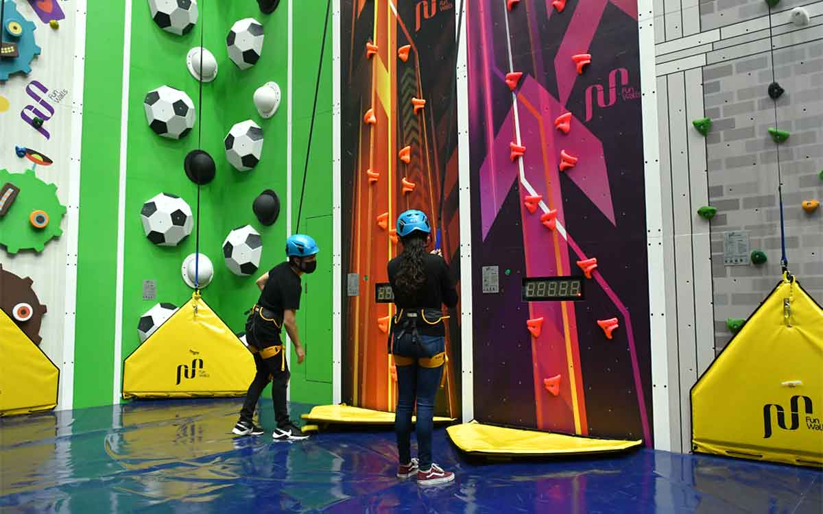 Jóvenes se preparan para escalar dentro del Centro Tolzú en Toluca de Lerdo.
