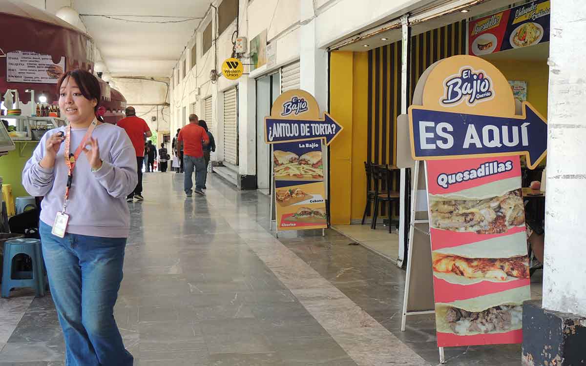 Grabación de un video en la fachada de un local de comida en el centro de Toluca