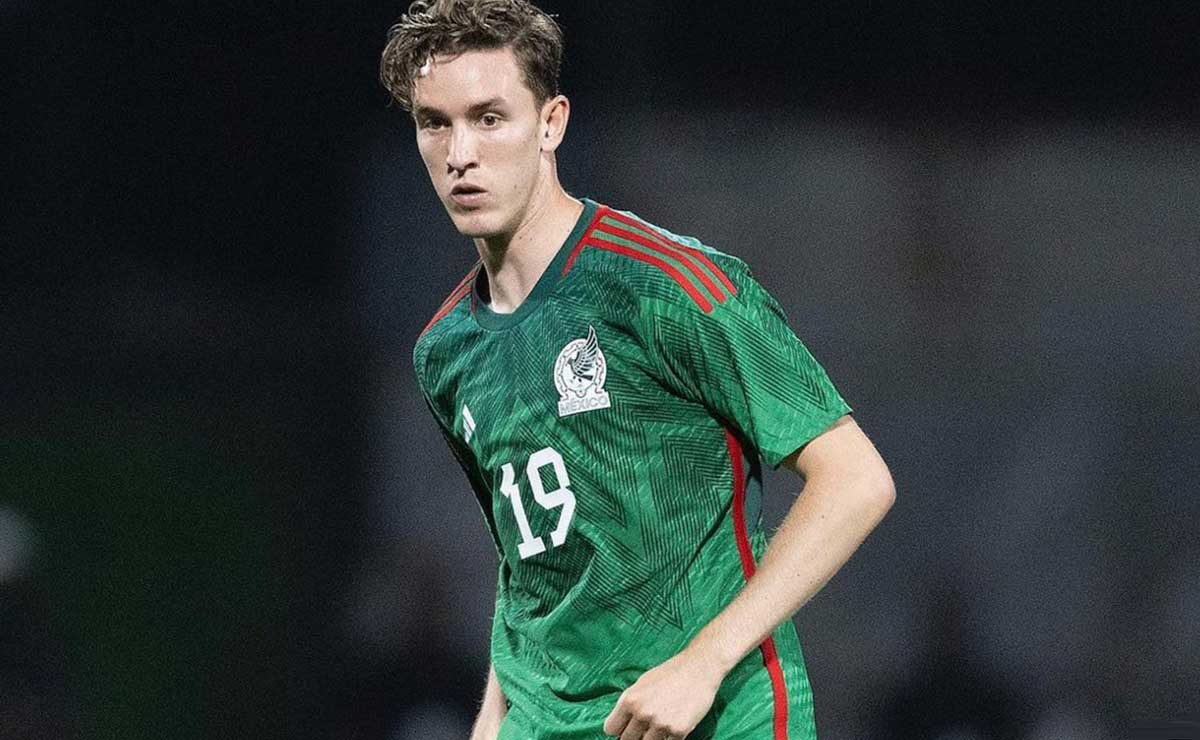 Marcel Ruíz en la cancha, jugador del Toluca FC.