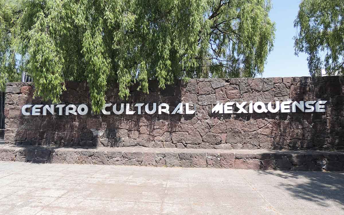 A las afueras del Centro Cultural Mexiquense con el grabado en la pared