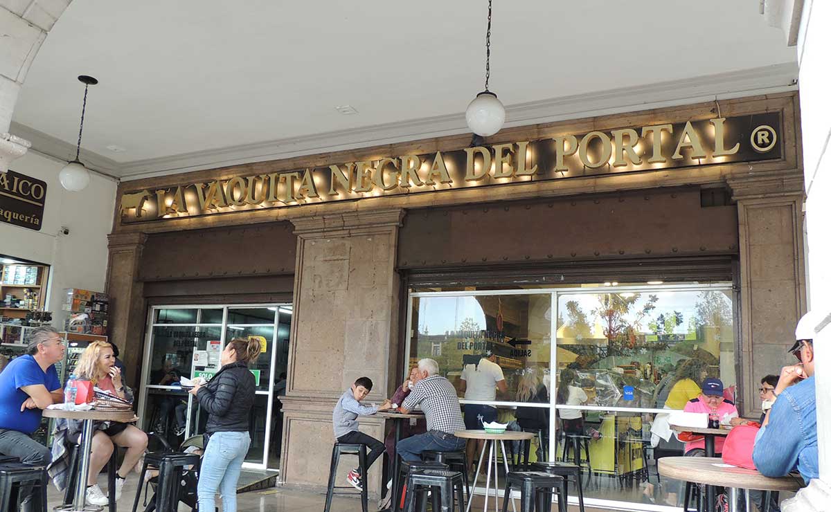 La Vaquita Negra del Portal en el centro de Toluca.