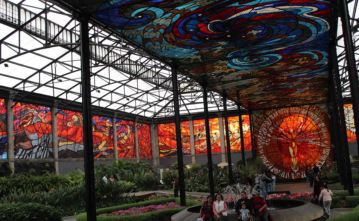 El Cosmovitral Toluca, vitrales en Toluca, lugares para visitar en Toluca, gente en el Cosmovitral de Toluca