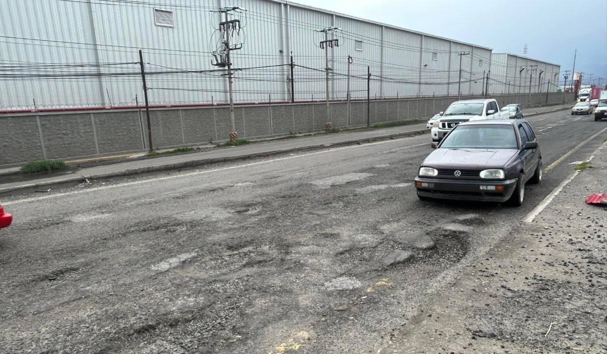 ¡Cuidado! baches en Toluca-Naucalpan dañan vehículos y provocan accidentes