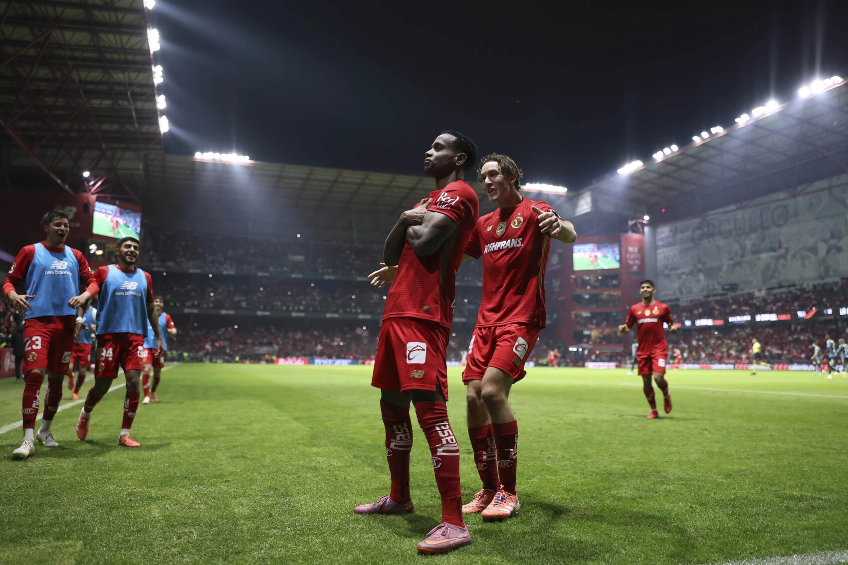 Con el gol, del Tricampeonato de goleo para Paulinho y uno más de penal de Helinho es su reaparición, los Diablos se quedaron con el triunfo 2-0 sobre las Águilas del América, en partido de la Jornada 17 de la Liga MX.