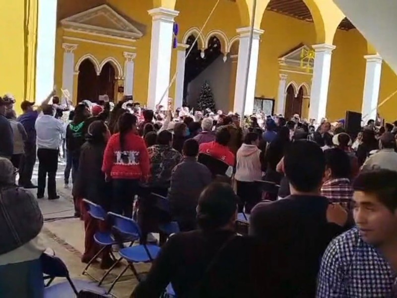 Pobladores de Zinacantepec exigen destitución de párroco por tradiciones suspendidas