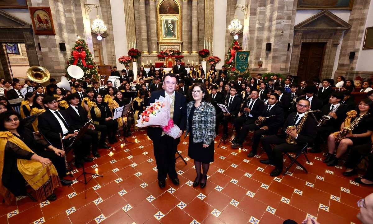 Reescribe este título con otras palabras: UAEMéx llevó su talento musical a Tenancingo con el concierto navideño
